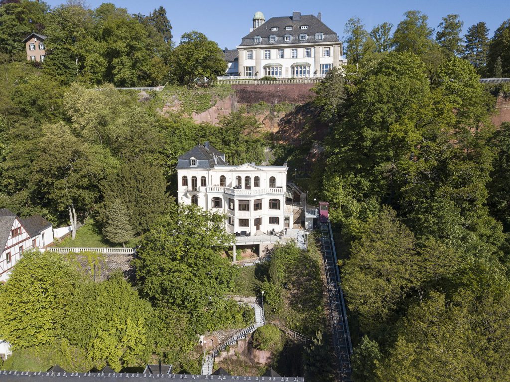 Drohnenaufnahme eines Hauses auf einem Berg - professionelle Immobilienfotografie