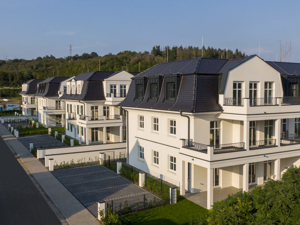 Moderne Wohnsiedling mit Mehrfamilienhäusern mit Balkonen und Parkplätzen - professionelle Architekturfotografie