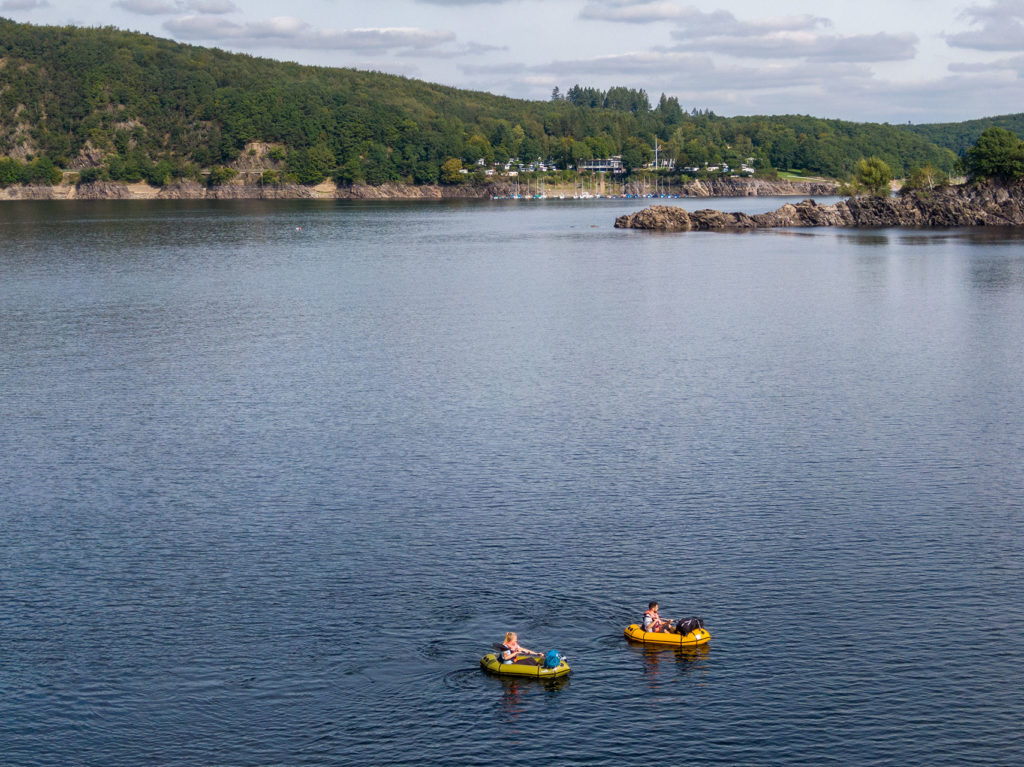 Zwei Personen in Schlauchbooten auf dem Rursee - profesionelle Tourismusfotografie
