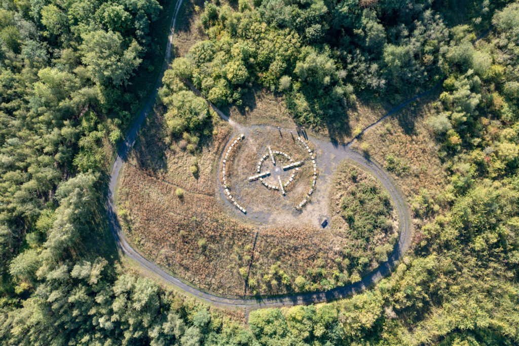 Aachen Halde Wilsberg Drohnenaufnahme von Steinformation - professionelle Tourismusfotografie
