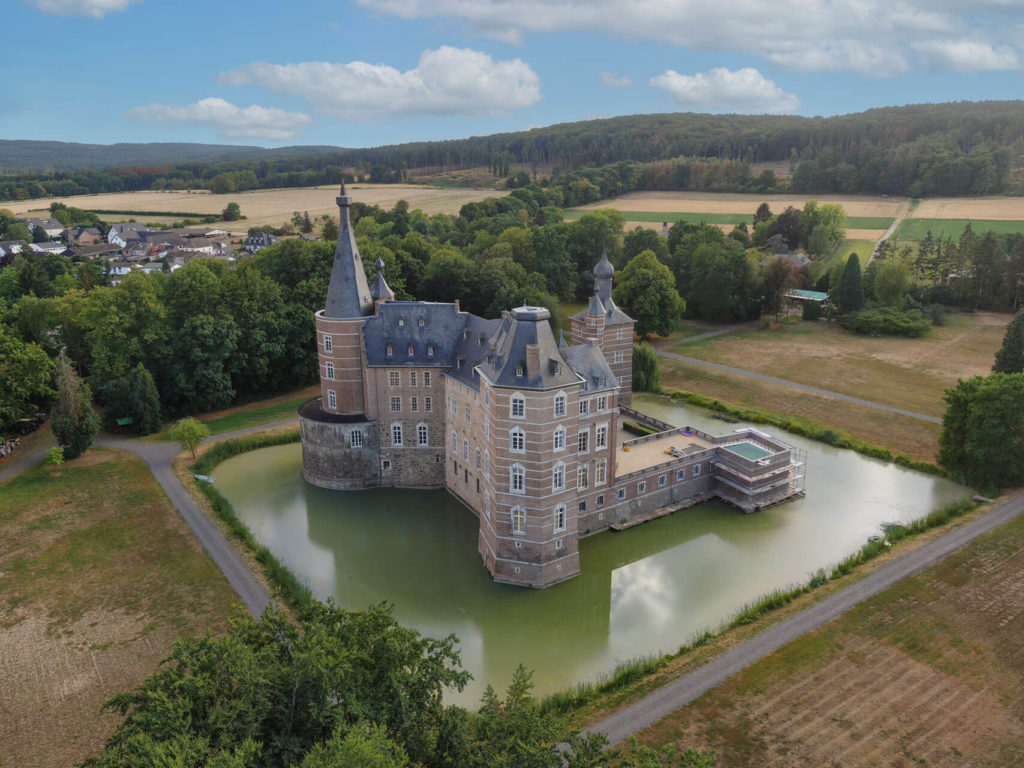 Drohnenaufnahme von Schloss Merode mit umliegender Landschaft - professionelle Tourismusfotografie