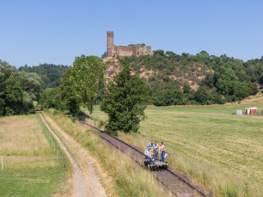 Erlebnisfahrt auf einer Draisine vor der Burgruine Ardeck - professionelle Tourismusfotografie