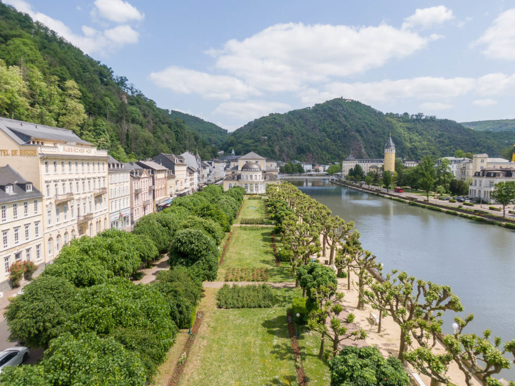 Sonniger Naturpark in Bad Ems an der Lahn mit Landschaft und Sehenswürdigkeiten – Tourismusfotografie